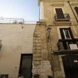 Dell�originaria struttura restano le pietre basamentali delle arcate e un�intera lesena ben riconoscibile nell�adiacente strada Vallisa